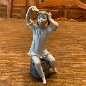 Lladro Retired Girl Shampooing Hair # 1148